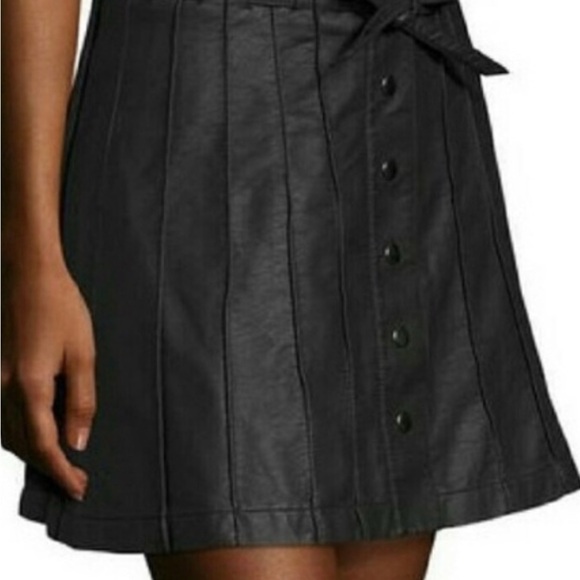 Free People Beach Jet Black Vegan Leather Pleated A-Line Mini Skirt Rare Size 8 - Picture 2 of 8
